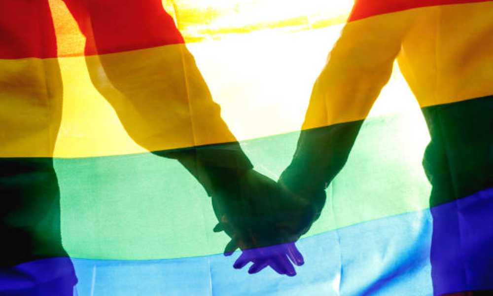 Iglesia da la bienvenida a una pareja gay a la que no se les permitió ser bautizados